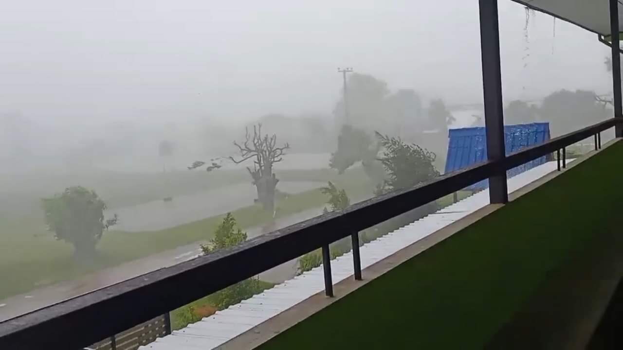 พายุลูกเห็บกระหน่ำ “สุรินทร์” บ้านพัง 115 หลัง พายุลูกเห็บกระหน่ำ “สุรินทร์” บ้านพัง 115 หลัง