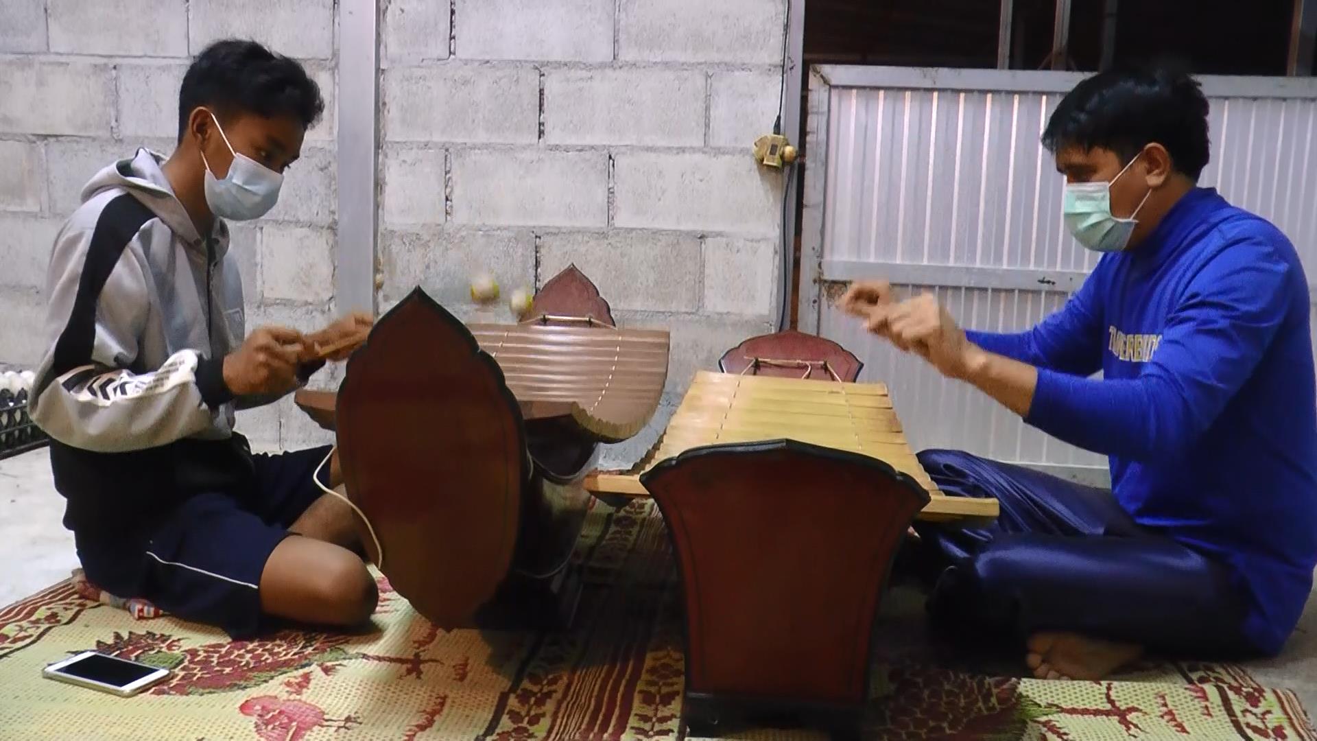 เรื่องราวดีๆ! ครูสอนดนตรีไทย ในฟาร์มเป็ด สร้างรายได้เสริมให้เด็กยุคโควิด เรื่องราวดีๆ! ครูสอนดนตรีไทย ในฟาร์มเป็ด สร้างรายได้เสริมให้เด็กยุคโควิด