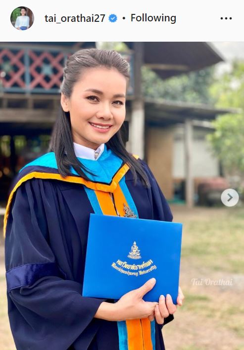 ชี้แจงเเล้ว! ต่าย อรทัย หลังลงภาพสวมชุดครุย เจ้าตัวเผย เป็นเพียงภาพในละครเท่านั้น