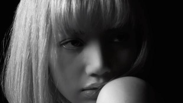 เดินสับสะกดใจ!! ‘ลิซ่า BLACKPINK’ อวดลีลาบนแคตวอล์กประชันนางแบบโลก (มีคลิป)