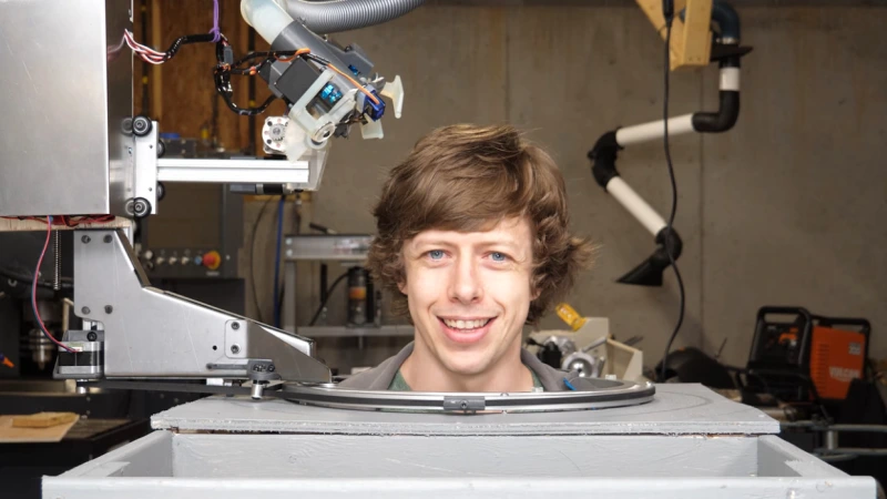 หูจะขาดไหม ? หนุ่มหัวใสสร้างหุ่นยนต์ช่างตัดผมพร้อมกรรไกรสุดคม !