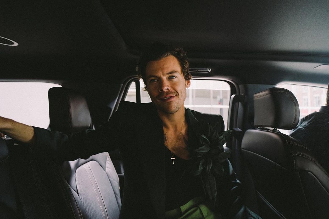 Harry Styles เดินทางถึงประเทศไทยแล้ว แฟนๆ เซอร์ไพรส์เจอยืนซื้อน้ำมะพร้าว Harry Styles เดินทางถึงประเทศไทยแล้ว แฟนๆ เซอร์ไพรส์เจอยืนซื้อน้ำมะพร้าว