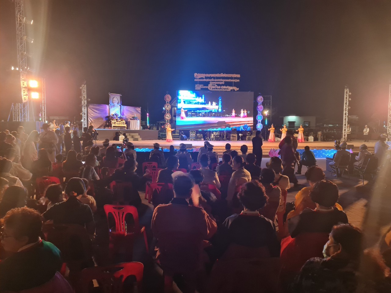 ลอยกระทงโคราชคึกคัก! เนรมิตบึงหัวทะเล แสดงน้ำพุแสงสีเสียงอลังการ