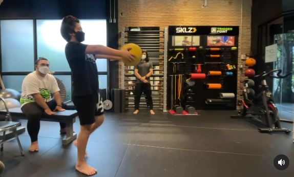 มหัศจรรย์!! ลูกชาย พีท ทองเจือ กลับมาเดินตรงแล้ว 