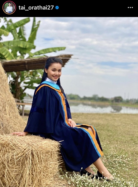 ต่าย อรทัย คว้าปริญญาอีกหนึ่งใบ ได้สำเร็จ แฟนคลับแห่ยินดีอย่างล้นหลาม ต่าย อรทัย คว้าปริญญาอีกหนึ่งใบ ได้สำเร็จ แฟนคลับแห่ยินดีอย่างล้นหลาม