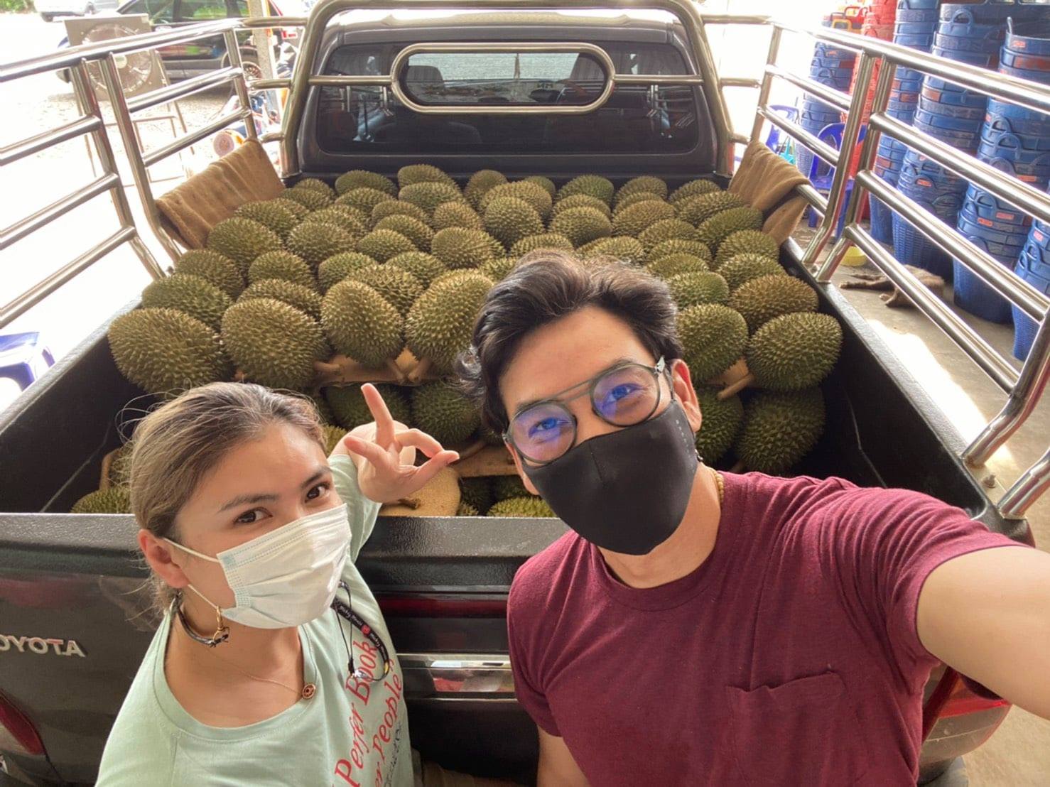 ชาคริต แย้มนาม พร้อมภรรยา เข้าแจ้งความ ปคบ.ล่าคนร้ายปลอมเพจหลอกขายทุเรียน