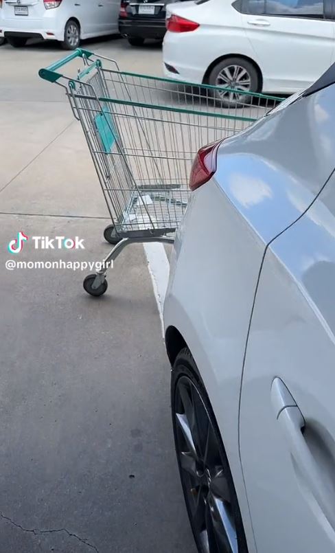 เจอเรื่องให้ต้องเหวี่ยง โม มนชนก ฉะคนเข็นรถเข็นบังท้ายรถ แต่ชาวเน็ตคอมเมนต์เห็นต่าง