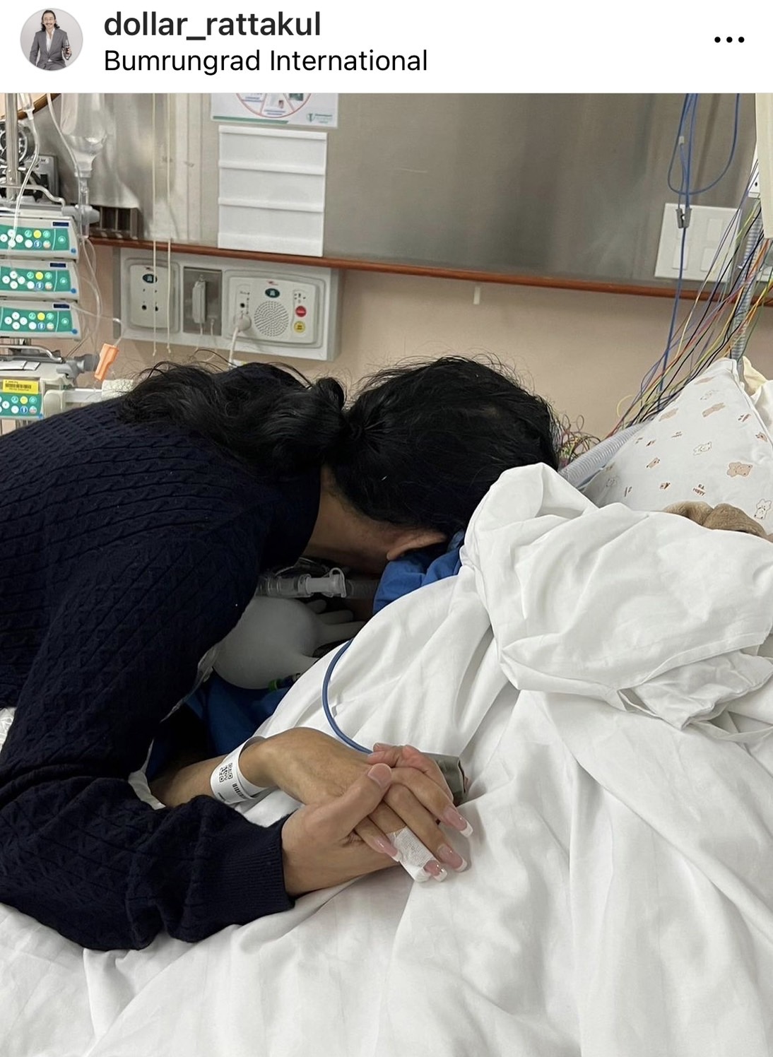 เสธ.ดอลลาร์ เผยอาการ คุณหญิงแมงมุม ดีขึ้นมาก คาดว่าจะเอาเครื่องช่วยหายใจออกได้ เสธ.ดอลลาร์ เผยอาการ คุณหญิงแมงมุม ดีขึ้นมาก คาดว่าจะเอาเครื่องช่วยหายใจออกได้