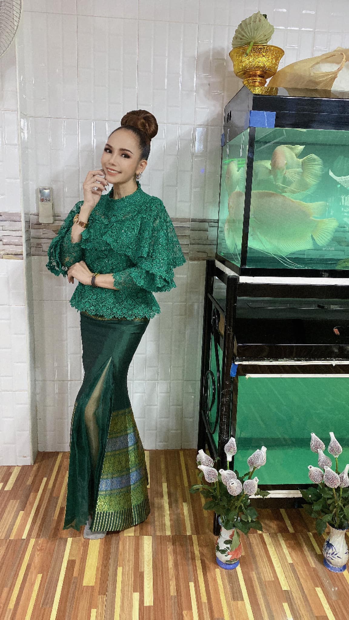 บัวผัน ทังโส เต้นโชว์แฟน ๆ จนต่างหูเพชรหลักแสน ร่วงหายไป