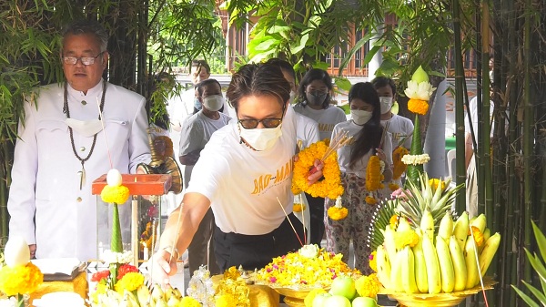 TrueID นำทีมบวงสรวงภาพยนตร์ “5 แม่บ้านถล่มมาเฟีย” (มีคลิป) TrueID นำทีมบวงสรวงภาพยนตร์ “5 แม่บ้านถล่มมาเฟีย” (มีคลิป)
