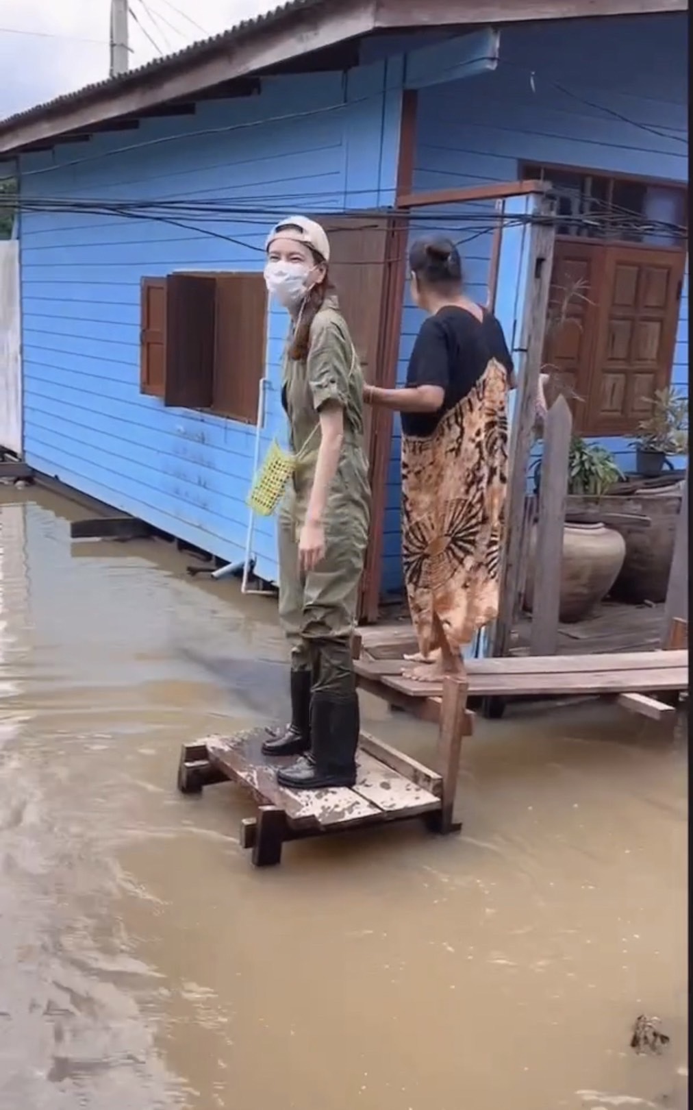 บอย โพสต์คลิปนาทีชีวิต เจี๊ยบ หวิดพลาดตกน้ำป๋อมแป๋ม...