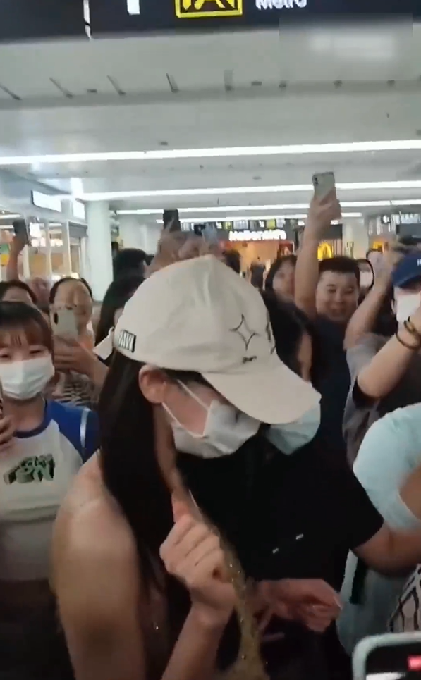 “ตี๋ลี่เร่อปา” ยังใส่เสื้อเปลือยหลัง แม้ถูกแฟนคลับแอบลูบหลังที่สนามบิน  