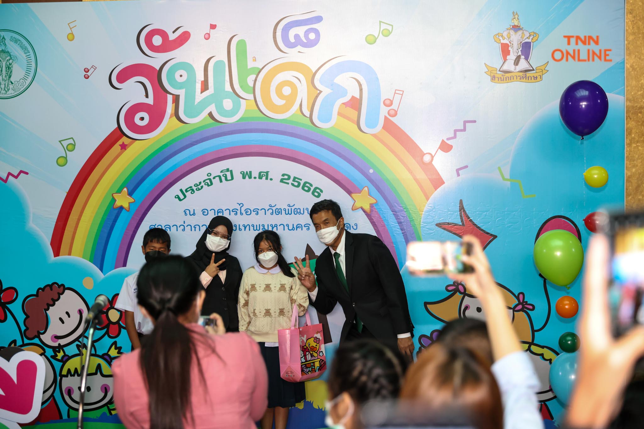 ชัชชาติเปิดห้องทำงาน ให้เด็กชมพร้อมนั่งถ่ายรูปช่วงวันเด็กแห่งชาติ ชัชชาติเปิดห้องทำงาน ให้เด็กชมพร้อมนั่งถ่ายรูปช่วงวันเด็กแห่งชาติ