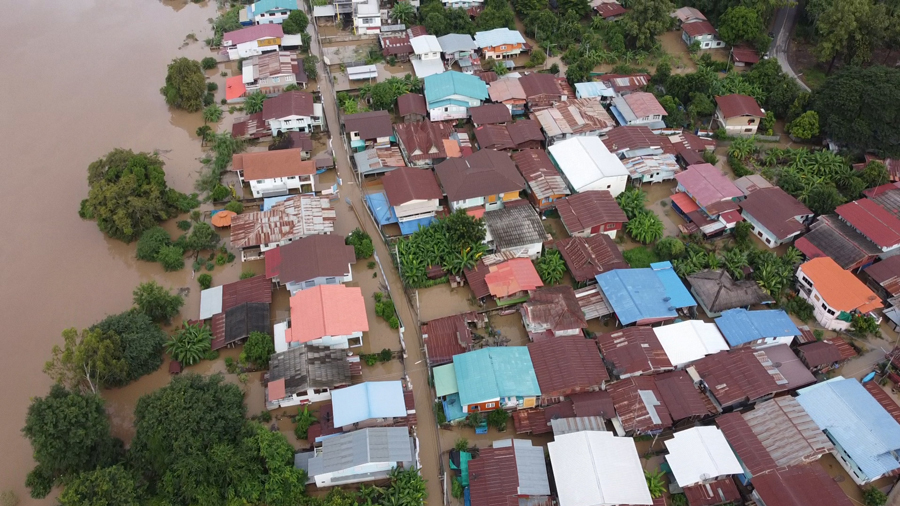 สถานการณ์น้ำท่วม ชาวสรรพยาจมบาดาล ต้องอพยพนอนริมถนน