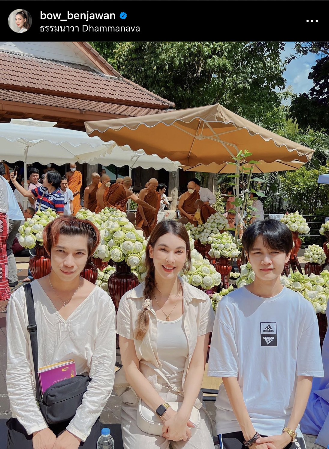 โบว์ เบญจวรรณ แท็กทีมเพื่อน เข้าวัดทำบุญวันวิสาขบูชา
