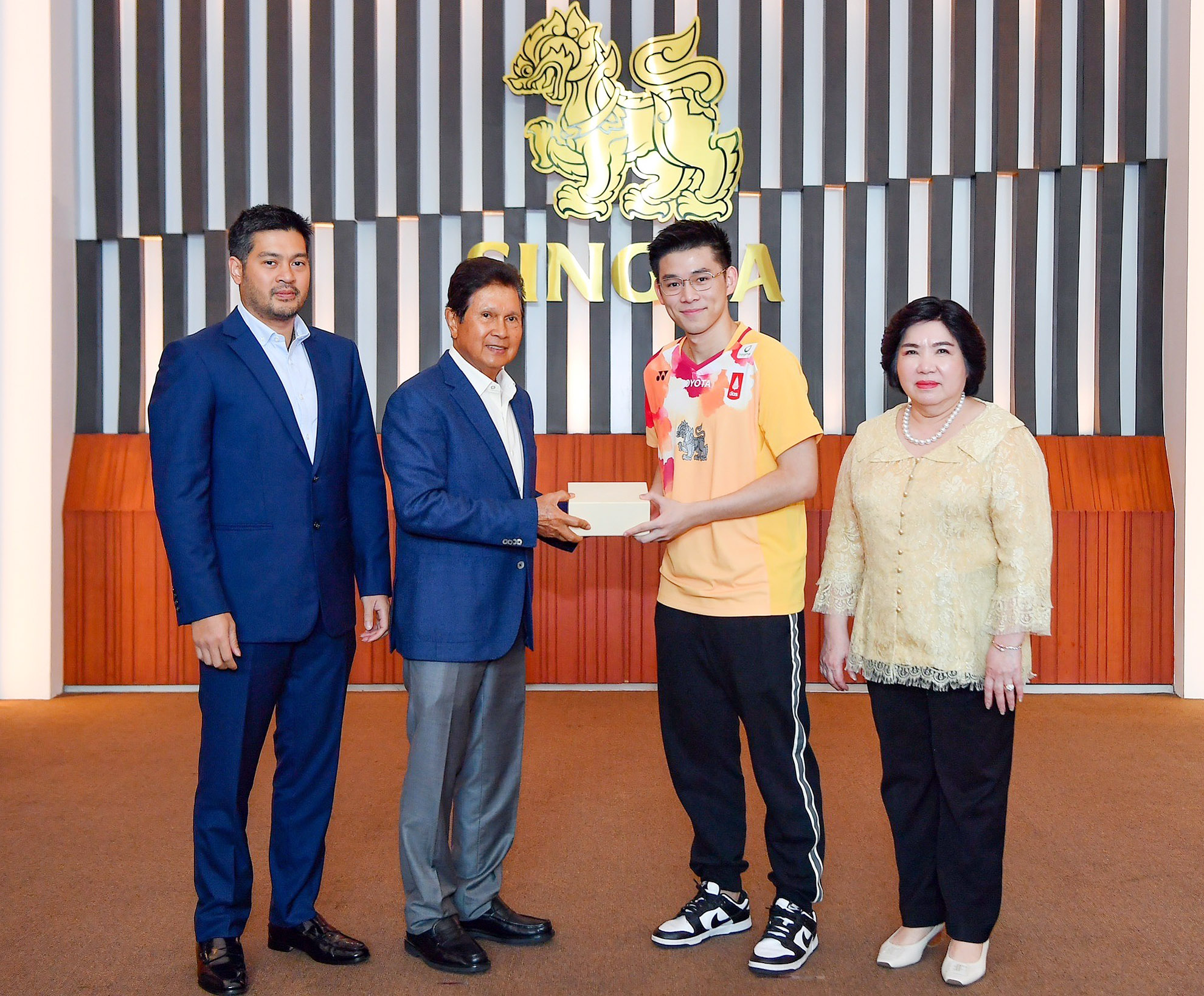 วิว เข้าขอบคุณ สิงห์ ผู้อยู่เบื้องหลังความสำเร็จ คว้าแชมป์ชายเดี่ยว แบดมินตันชิงแชมป์โลก 2023 วิว เข้าขอบคุณ สิงห์ ผู้อยู่เบื้องหลังความสำเร็จ คว้าแชมป์ชายเดี่ยว แบดมินตันชิงแชมป์โลก 2023