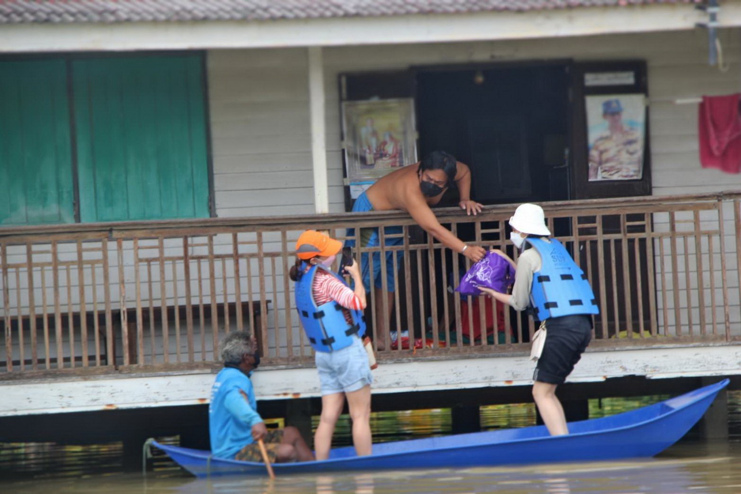 กบ ปภัสรา นำทีมนักแสดง ลุยช่วยน้ำท่วมต่อเนื่อง!! 