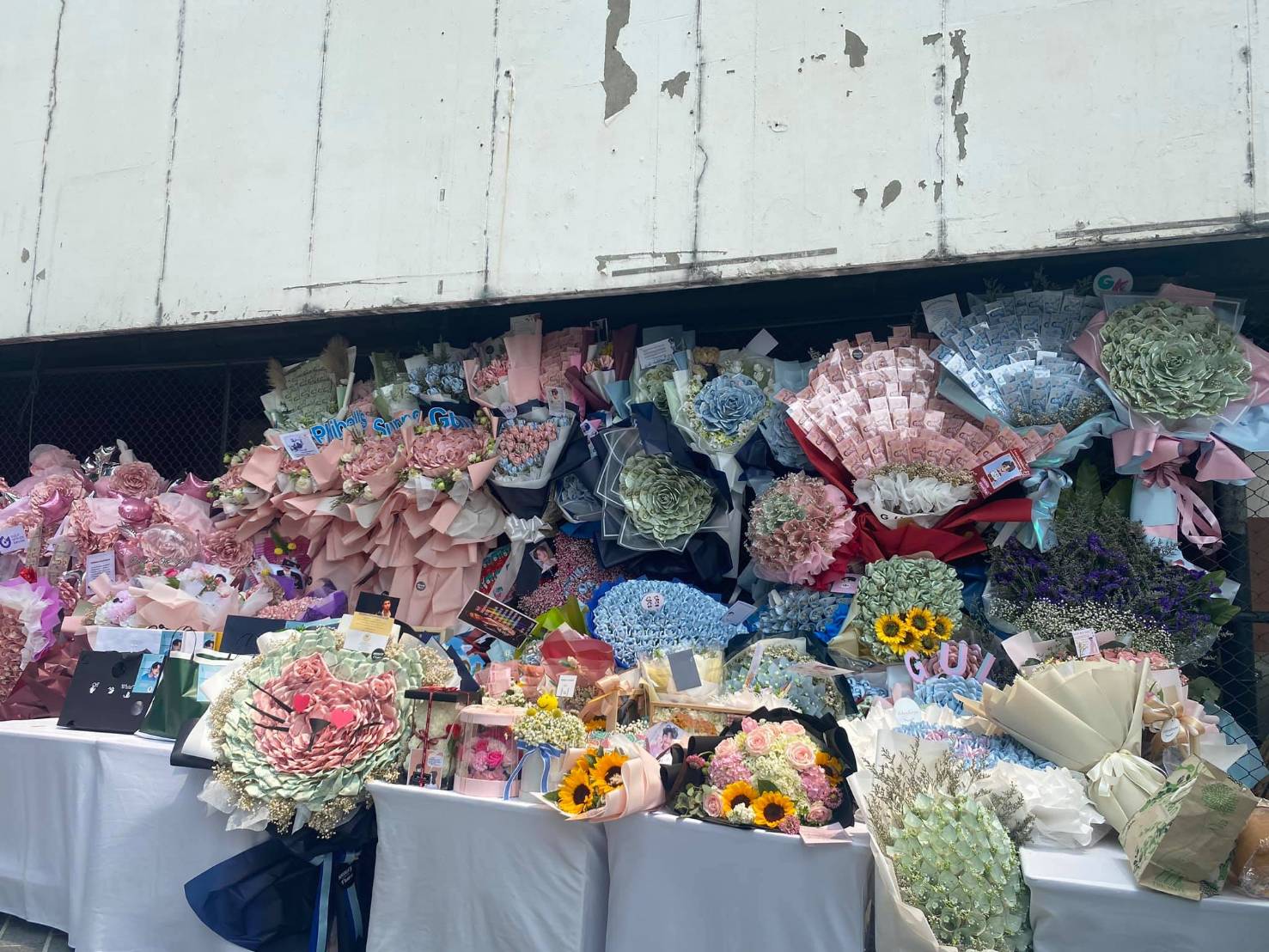 จัดหนัก! แฟนคลับหอบของเซอร์ไพรส์ต้อนรับ กลัฟ คณาวุฒิ หลังเซ็นสัญญาช่อง 3