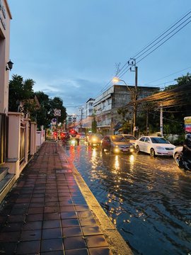 ฝนถล่มกรุง ทำน้ำท่วมขังถนนหลายพื้นที่ จราจรบางจุดติดขัด ฝนถล่มกรุง ทำน้ำท่วมขังถนนหลายพื้นที่ จราจรบางจุดติดขัด