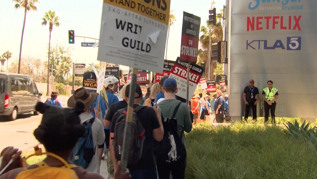 ดาราวอล์กเอาท์!! งานเปิดตัวหนัง Oppenheimer หลังมติหยุดงานประท้วง ฮอลลีวูดป่วนหนัก