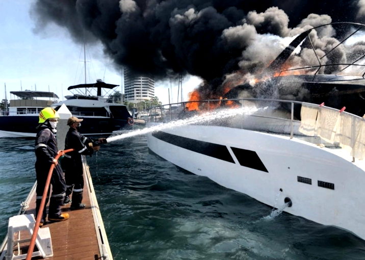 ควันโขมง! ไฟไหม้ เรือยอร์ชหรู คาดเสียหายกว่า 18 ล้าน