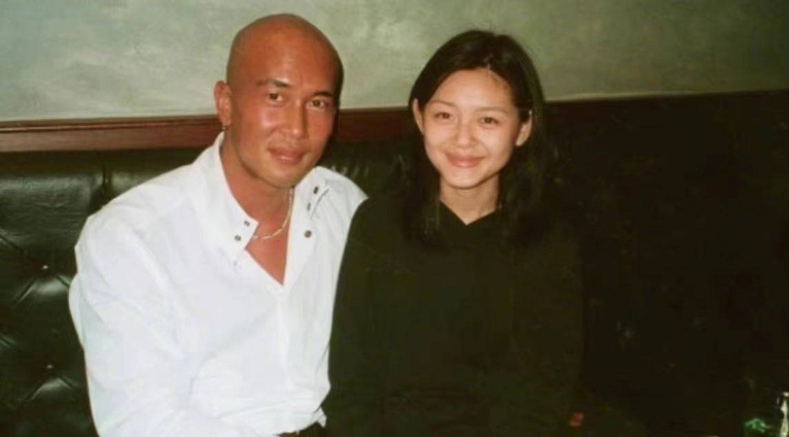 ถ่านไฟเก่ามันร้อน! ต้าเอส จดทะเบียนสมรสกับดีเจและศิลปินรุ่นใหญ่ชาวเกาหลี คูจุนยอบ แล้ว ถ่านไฟเก่ามันร้อน! ต้าเอส จดทะเบียนสมรสกับดีเจและศิลปินรุ่นใหญ่ชาวเกาหลี คูจุนยอบ แล้ว