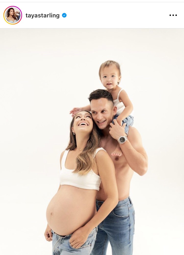 เทย่า โรเจอร์ส อุ้มท้องถ่ายภาพครอบครัว ก่อนเบบี๋คลอด 