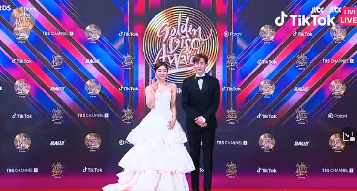 งาน Golden Disc Awards เริ่มแล้ว! ประมวลภาพซุปตาร์เดินพรมแดง