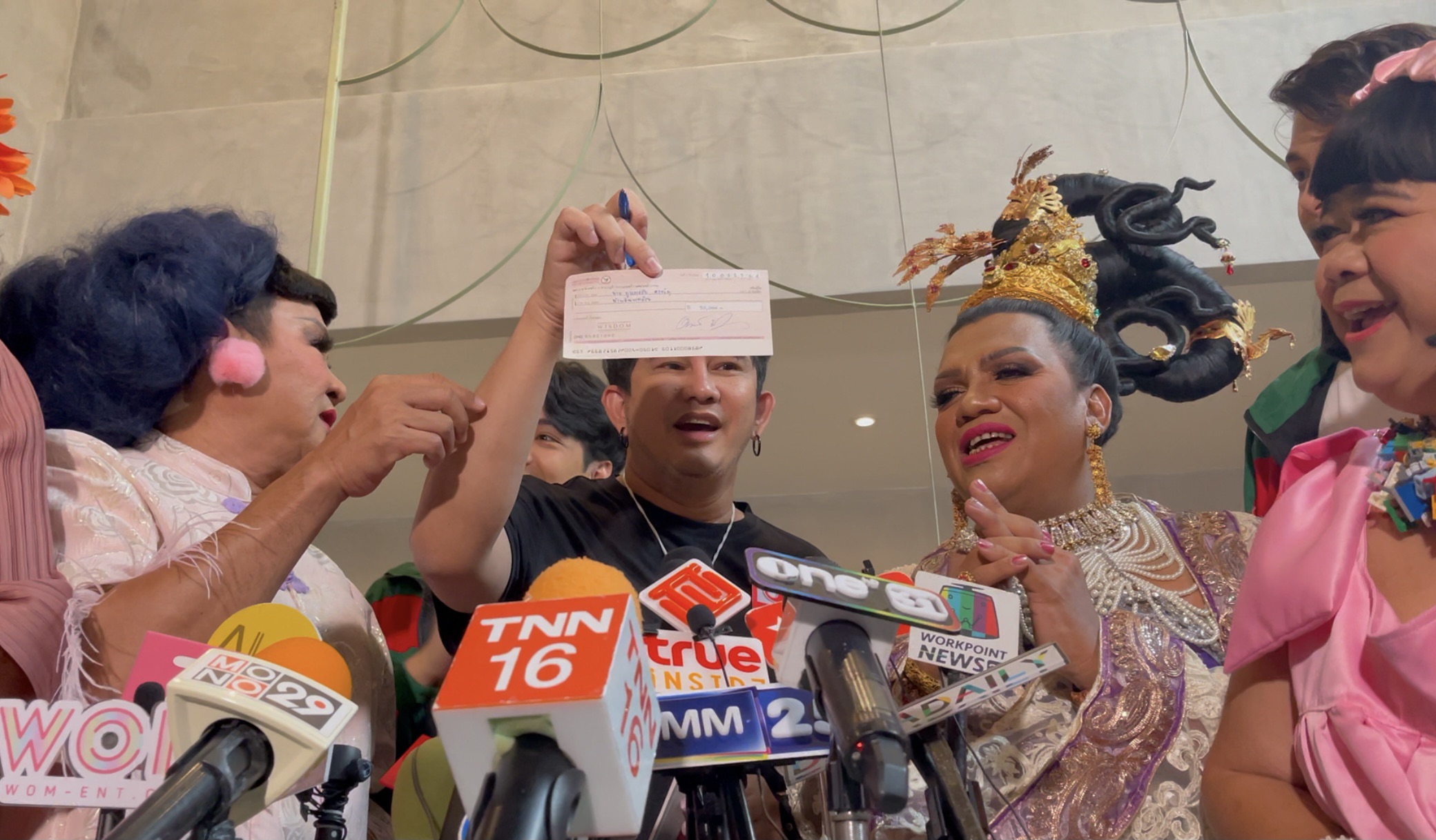 แม่หญิงลีเผยชีวิตเปลี่ยนไปมากหลังได้เล่นหนัง แต่ก็ขอติดดินเหมือนเดิม แม่หญิงลีเผยชีวิตเปลี่ยนไปมากหลังได้เล่นหนัง แต่ก็ขอติดดินเหมือนเดิม