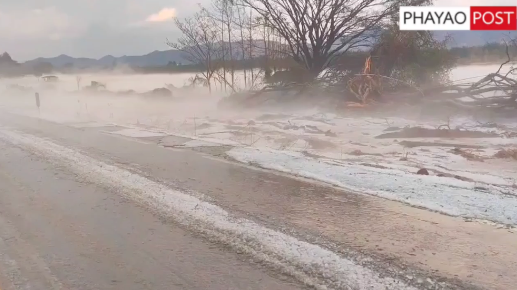ชาวเน็ตแชร์! พายุลูกเห็บถล่มพะเยา ขาวโพลนราวกับหิมะตกในต่างประเทศ ชาวเน็ตแชร์! พายุลูกเห็บถล่มพะเยา ขาวโพลนราวกับหิมะตกในต่างประเทศ