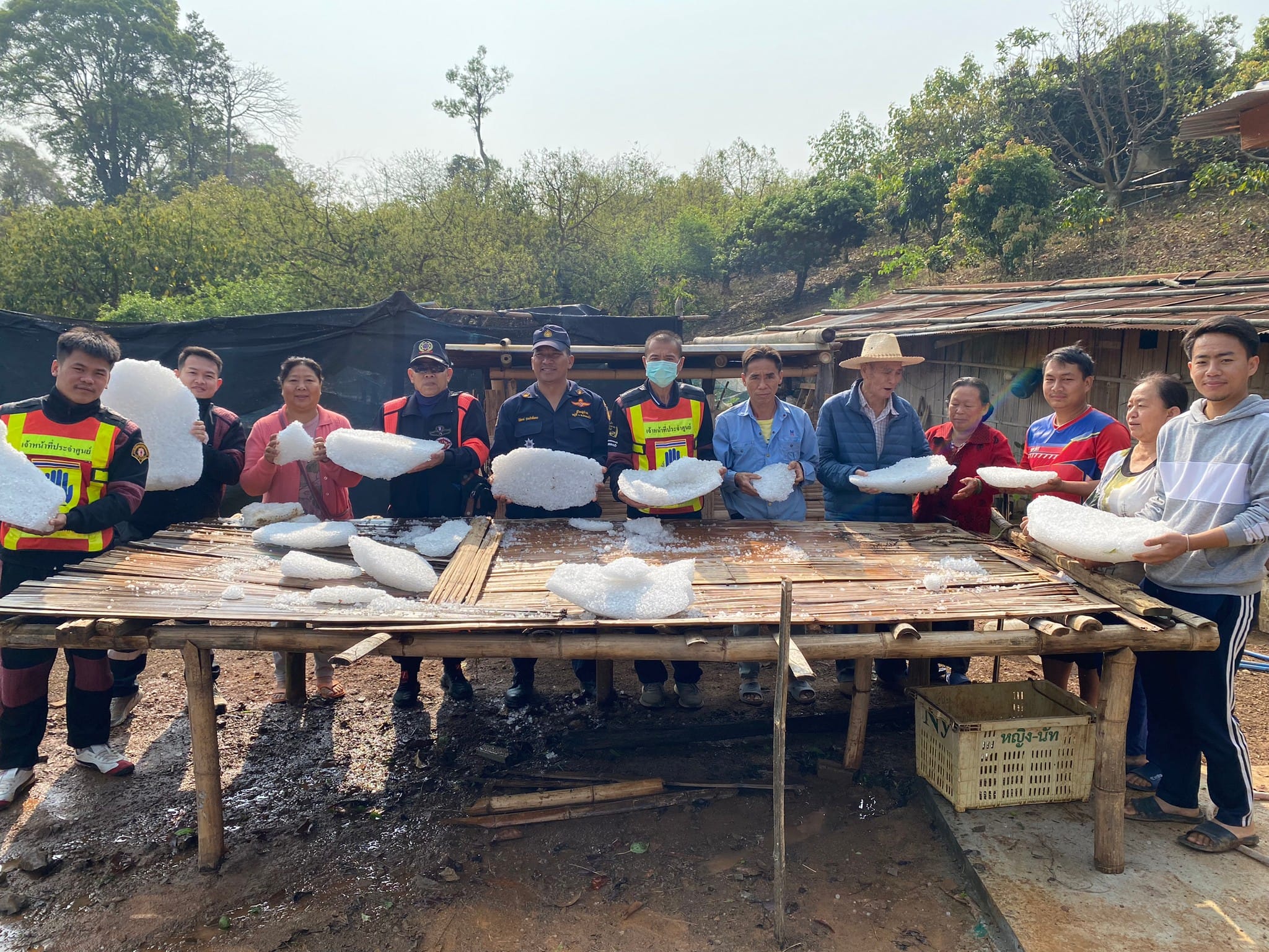‘พายุฤดูร้อน’ลูกเห็บก้อนยักษ์ตกใส่เชียงใหม่ ข้ามคืนยังไม่ละลาย ‘พายุฤดูร้อน’ลูกเห็บก้อนยักษ์ตกใส่เชียงใหม่ ข้ามคืนยังไม่ละลาย
