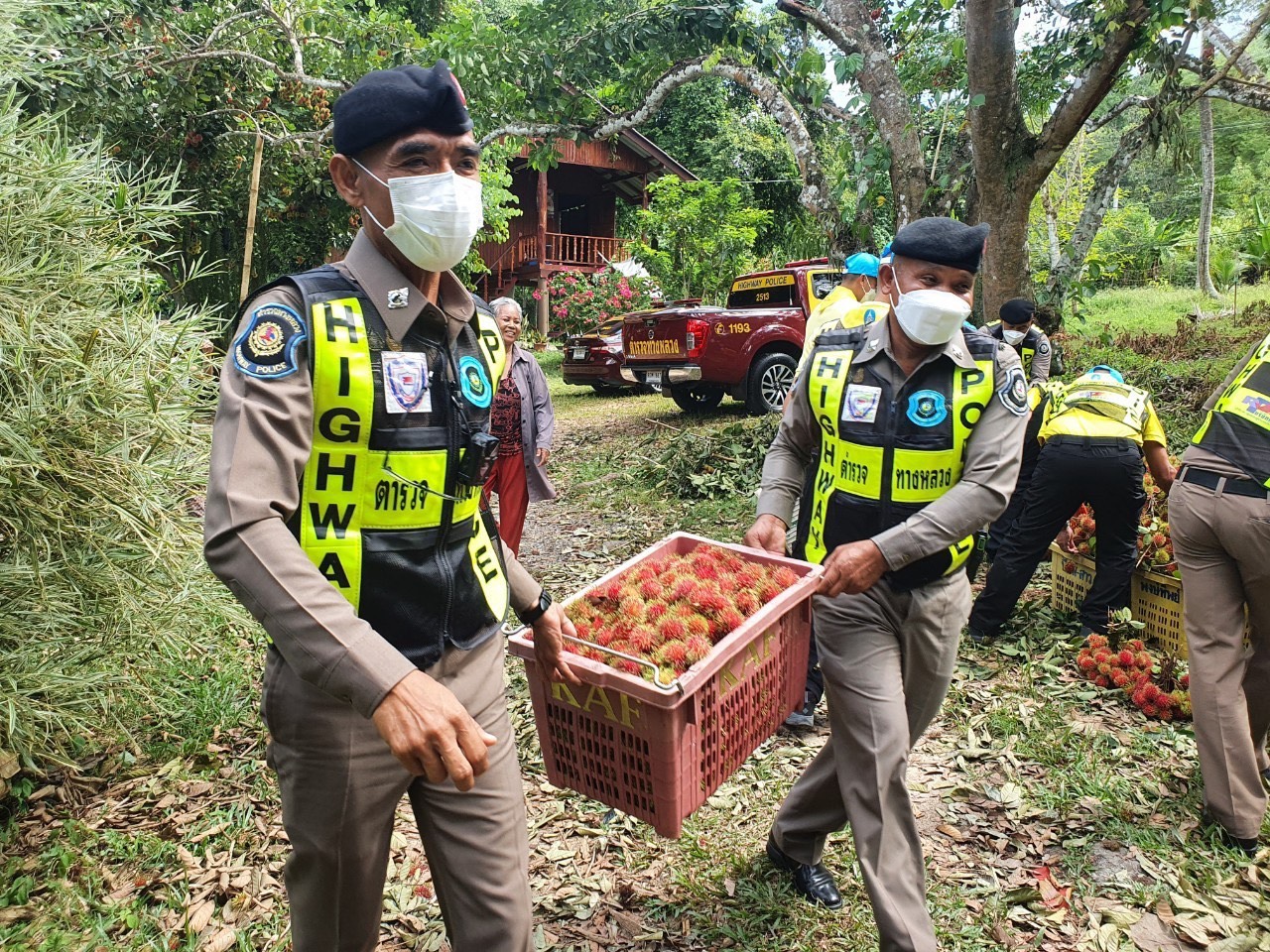 “ส่งต่อความสุข”ตร.ช่วยสองต่อ เกษตรกร-บุคลากรแพทย์ “ส่งต่อความสุข”ตร.ช่วยสองต่อ เกษตรกร-บุคลากรแพทย์