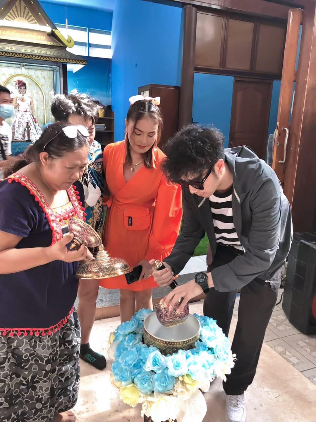 ตื่นเต้นและภูมิใจ ดาว มยุรี ตัดชุดให้ แม่ผึ้ง พุ่มพวง ดวงจันทร์ ครั้งแรก ตื่นเต้นและภูมิใจ ดาว มยุรี ตัดชุดให้ แม่ผึ้ง พุ่มพวง ดวงจันทร์ ครั้งแรก