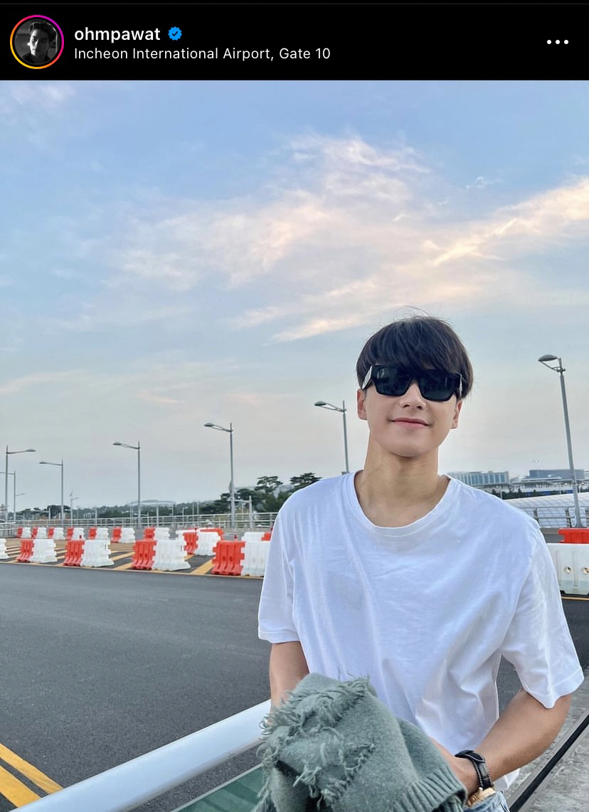 น้ำตารื้น โอม ภวัต ปริ่มใจถอยรถหรูป้ายแดงตอบแทนพระคุณพ่อ-แม่ หลังเรียนจบ