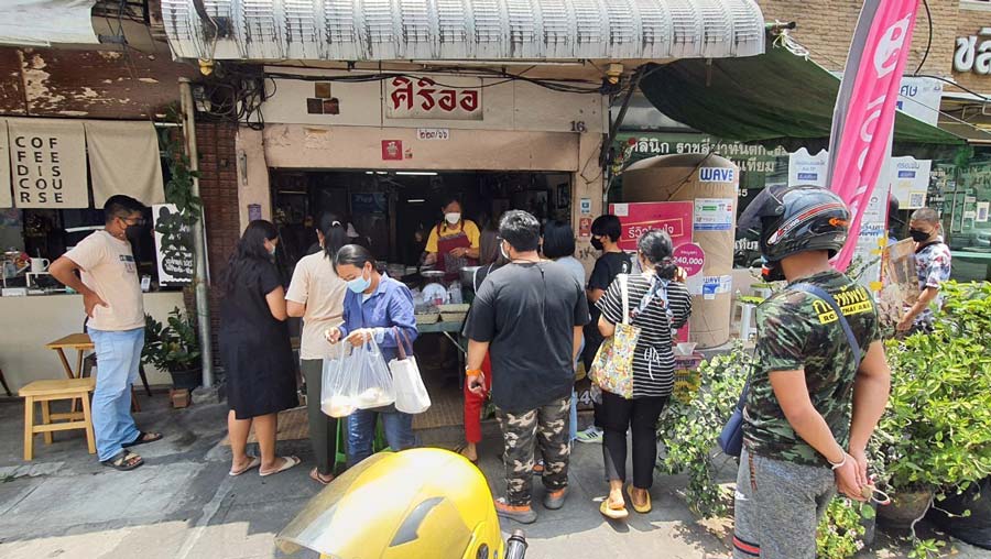 มิลลิ ดันยอดขาย! ข้าวเหนียวมะม่วง โคราชคนแห่ต่อคิวซื้อเต็มหน้าร้าน