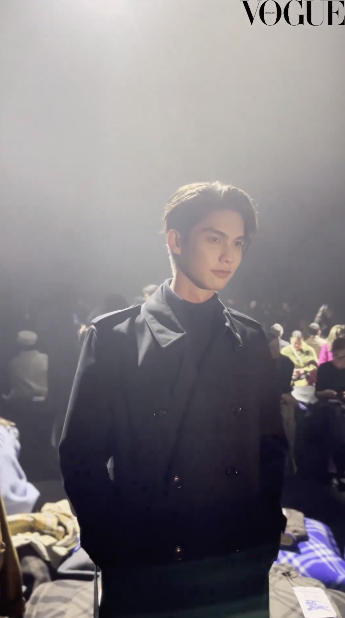 หล่อปังระดับโลก!! ประมวลลุค 'ไบร์ท วชิรวิชญ์' ประชันซุปตาร์โลก ชมแฟชั่นโชว์ลอนดอน หล่อปังระดับโลก!! ประมวลลุค 'ไบร์ท วชิรวิชญ์' ประชันซุปตาร์โลก ชมแฟชั่นโชว์ลอนดอน