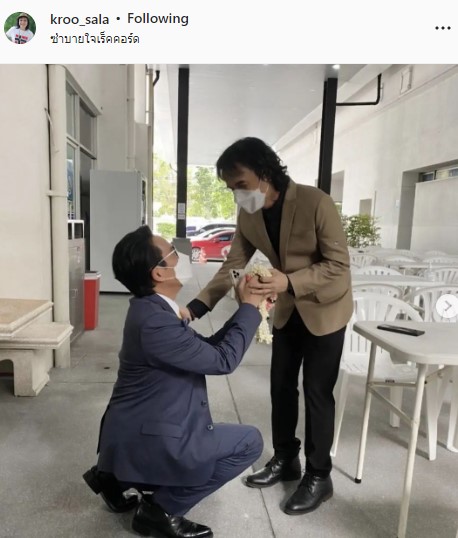 ตื้นตันจนต้องกลั้นน้ำตา ครูสลา เผยนาที พี่เบิร์ด คุกเข่ามอบพวงมาลัย