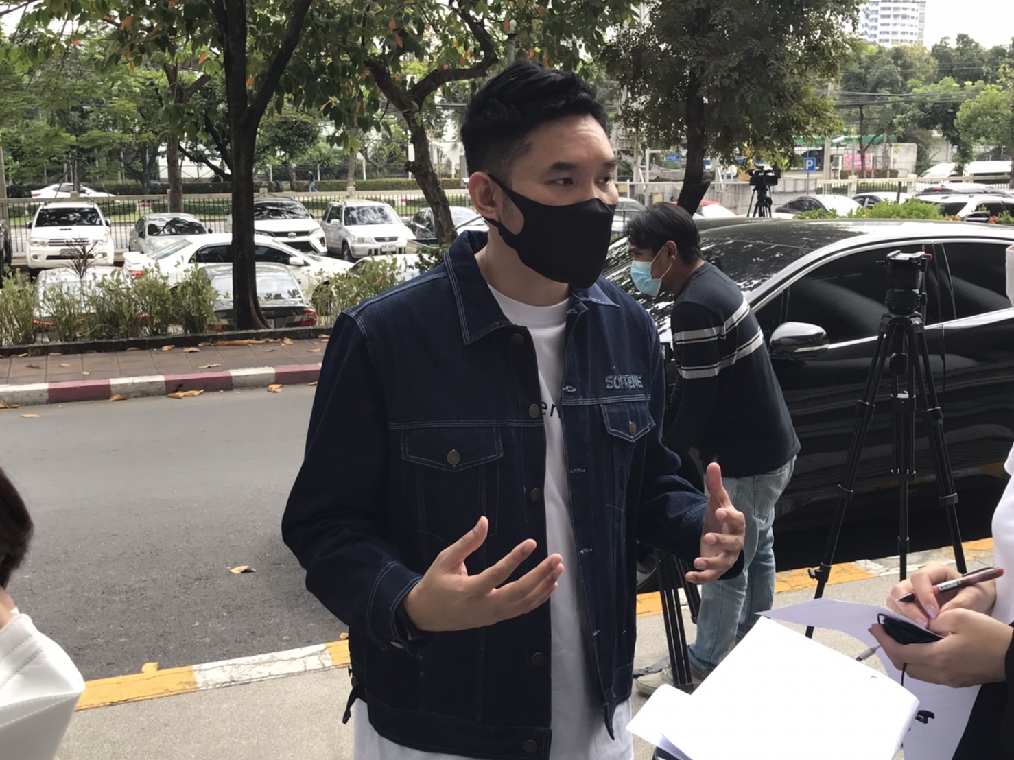 กอล์ฟ ปวีณ ร้องศาล ถูกกดดันจากเพื่อนบ้าน ทั้งที่สร้างบ้านบนพื้นที่ตัวเอง กอล์ฟ ปวีณ ร้องศาล ถูกกดดันจากเพื่อนบ้าน ทั้งที่สร้างบ้านบนพื้นที่ตัวเอง