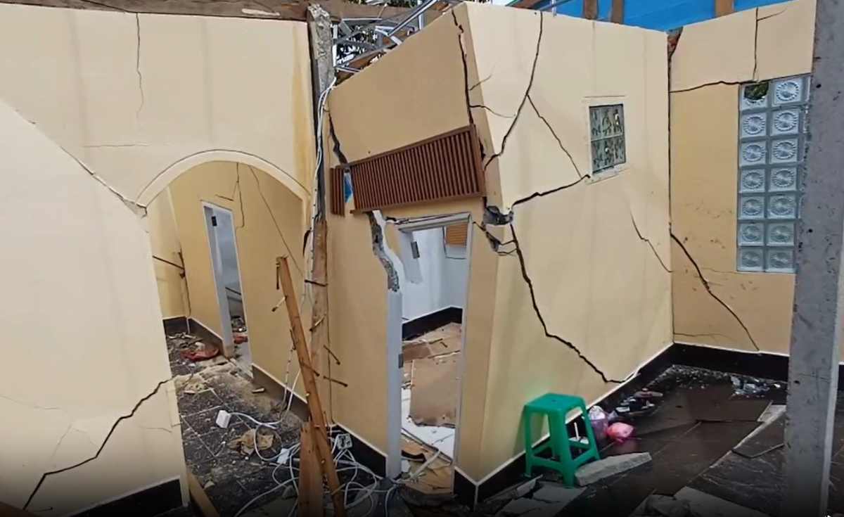 ชาวยะลาเจอน้ำท่วมกัดเซาะบ้านทรุดพังทั้งหลัง ชาวยะลาเจอน้ำท่วมกัดเซาะบ้านทรุดพังทั้งหลัง