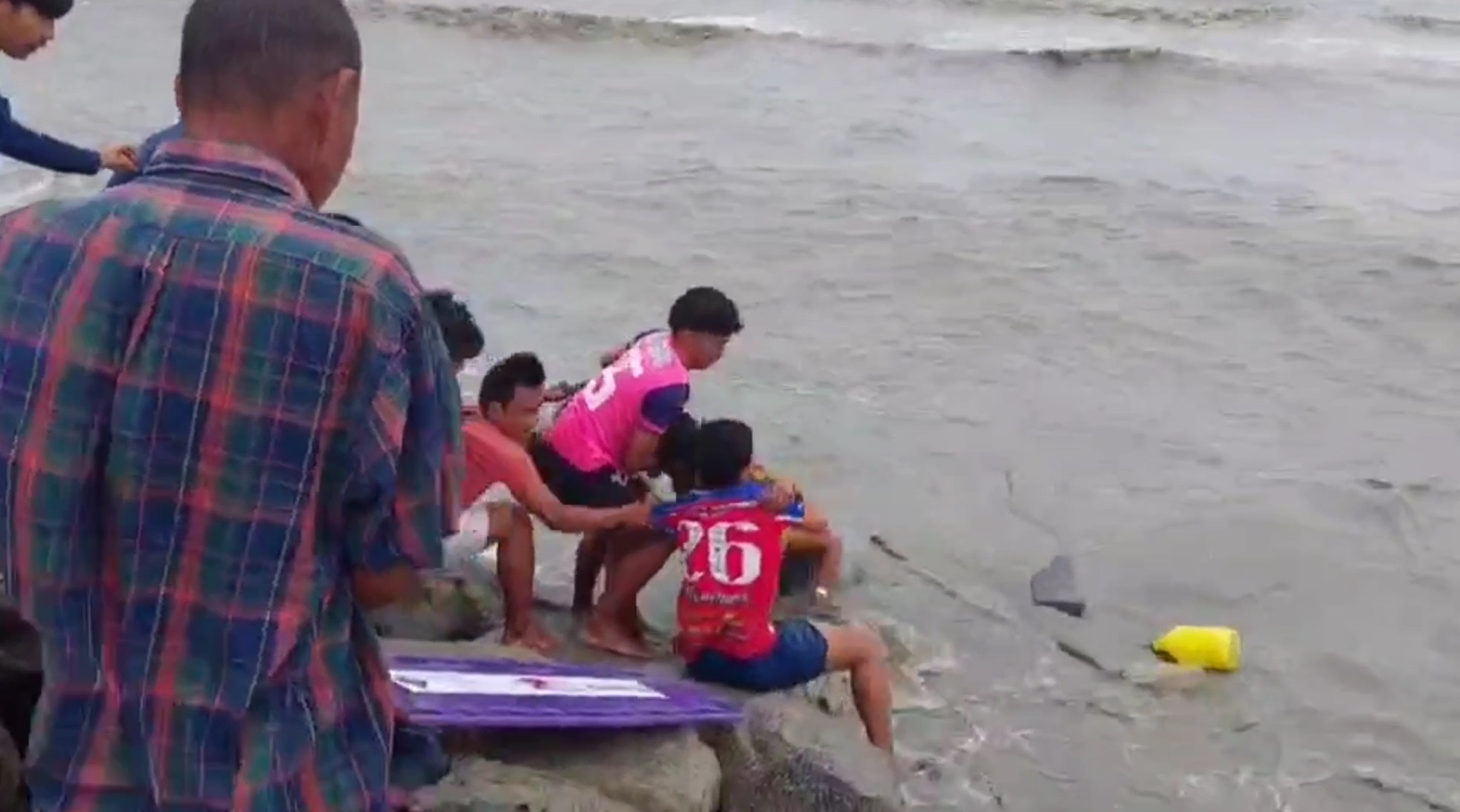 ด่วน! พายุหัวด้วนถล่มนครศรีฯ เรือล่มหลายลำ มีผู้สูญหาย-เสียชีวิต