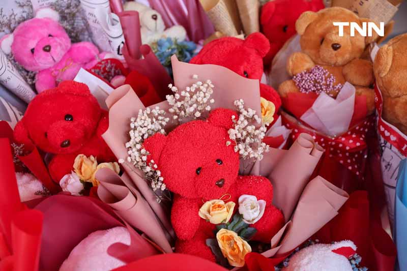 ปากคลองตลาดคึกคัก ปชช.เลือกซื้อดอกไม้ก่อนวันวาเลนไทน์