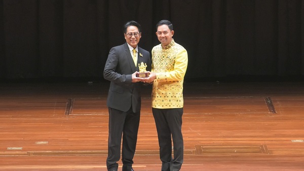 “เบิร์ด ธงไชย” นำทัพศิลปินรับรางวัล “เพชรในเพลง” (มีคลิป) “เบิร์ด ธงไชย” นำทัพศิลปินรับรางวัล “เพชรในเพลง” (มีคลิป)