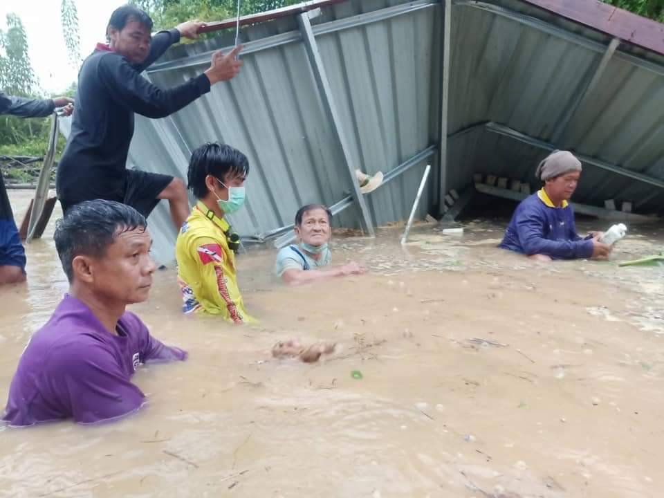 นาทีระทึก! ฝนตกหนักดินสไลด์บ้านพร้อมคนลงไปในแม่น้ำยมลึกกว่า 10 เมตร
