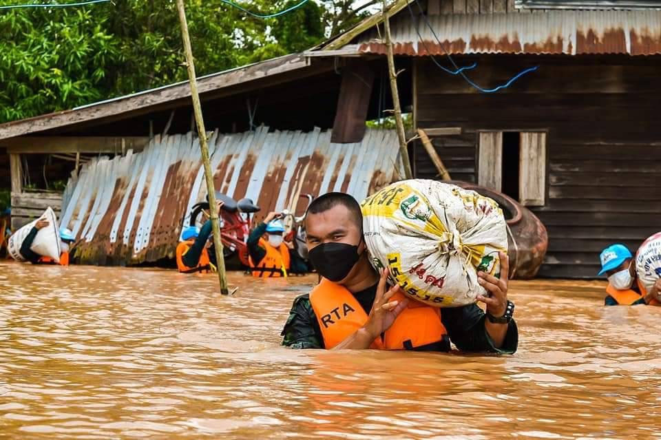 ด่านซ้ายยังท่วมหนัก! ทหารเร่งช่วยเหลือผู้ประสบภัย ด่านซ้ายยังท่วมหนัก! ทหารเร่งช่วยเหลือผู้ประสบภัย