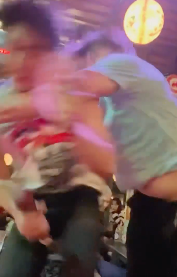 โผล่อีก! หนุ่มเมาบุกต่อยนักร้องบนเวที ชาวเน็ตช็อกวิจารณ์หนัก