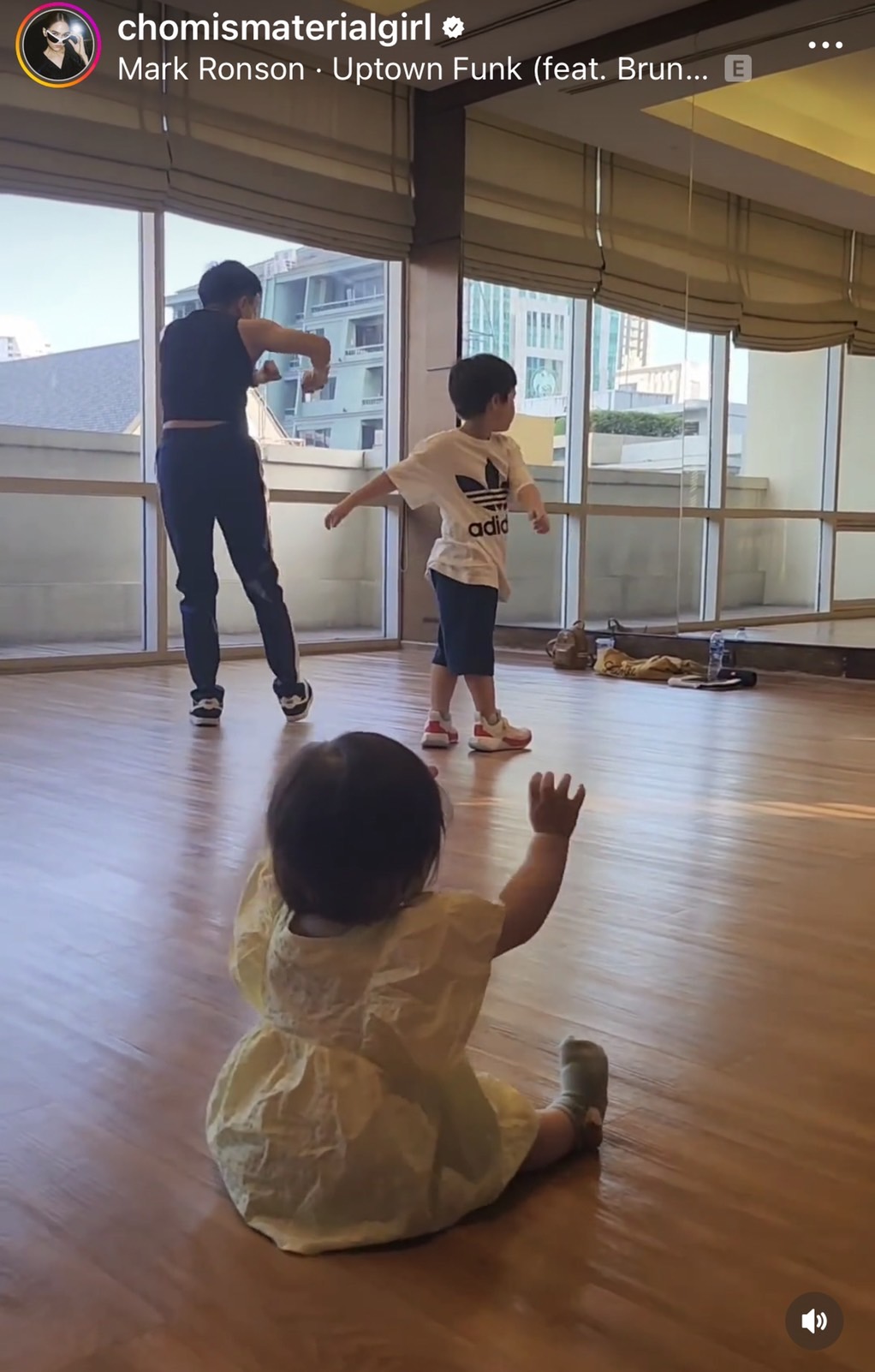 อุ๊ยยยน่ารัก น้องเกล แย่งซีนพี่ สายฟ้า-พายุ  ขณะออกสเต็ปแดนซ์ 