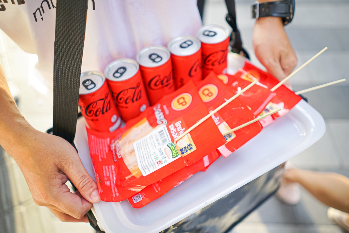ครั้งแรก!! CP Brand x Coke จัดกิจกรรม 'คู่ที่ใช่ จังหวะไหนก็ชัวร์ เปลี่ยนใจกลางสยามสแควร์ เป็นฟลอร์แดนซ์โชว์สเต็ป ครั้งแรก!! CP Brand x Coke จัดกิจกรรม 'คู่ที่ใช่ จังหวะไหนก็ชัวร์ เปลี่ยนใจกลางสยามสแควร์ เป็นฟลอร์แดนซ์โชว์สเต็ป