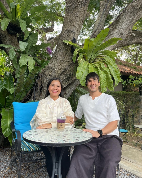 “ณเดชน์” มอบข้าวกล่อง 300 ชุด และน้ำดื่ม ให้ผู้ประสบเหตุไฟไหม้โรงงาน “ณเดชน์” มอบข้าวกล่อง 300 ชุด และน้ำดื่ม ให้ผู้ประสบเหตุไฟไหม้โรงงาน