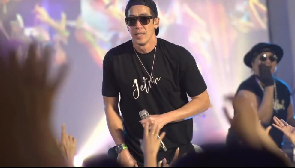 สุดเสียง เจ เจตริน ที่ต้องการเพียงจะลา มองหน้าเธออีกครั้ง สุดเสียง เจ เจตริน ที่ต้องการเพียงจะลา มองหน้าเธออีกครั้ง