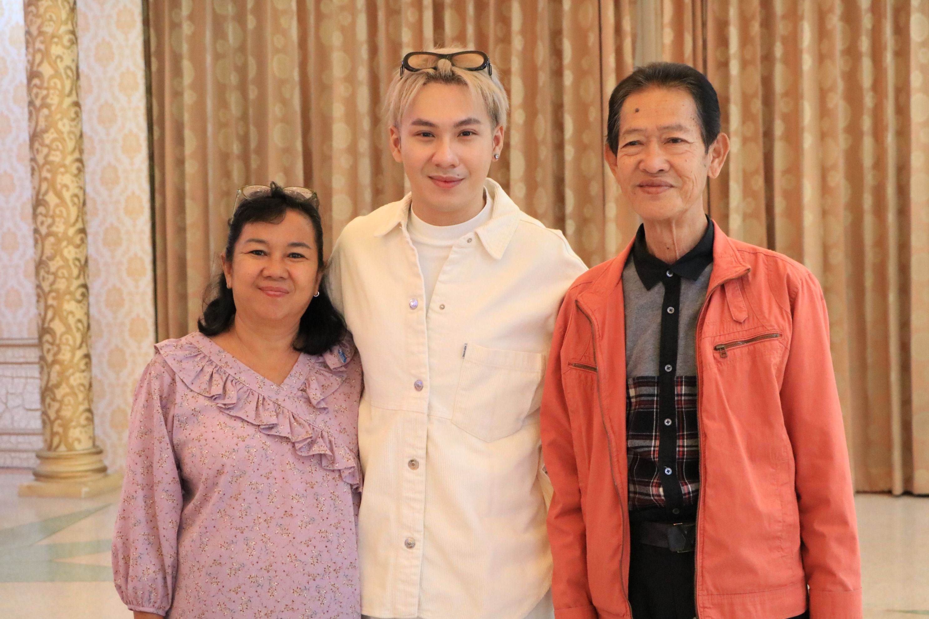 “ตั้ม-วราวุธ” ควงพ่อแม่และแฟนคลับ ร่วมทำบุญวันเกิดอายุครบ 29 ปี “ตั้ม-วราวุธ” ควงพ่อแม่และแฟนคลับ ร่วมทำบุญวันเกิดอายุครบ 29 ปี